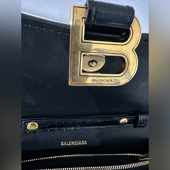 BALENCIAGA
Hourglass Shiny Mock-Croc Chain Wallet - Picture 6 of 11